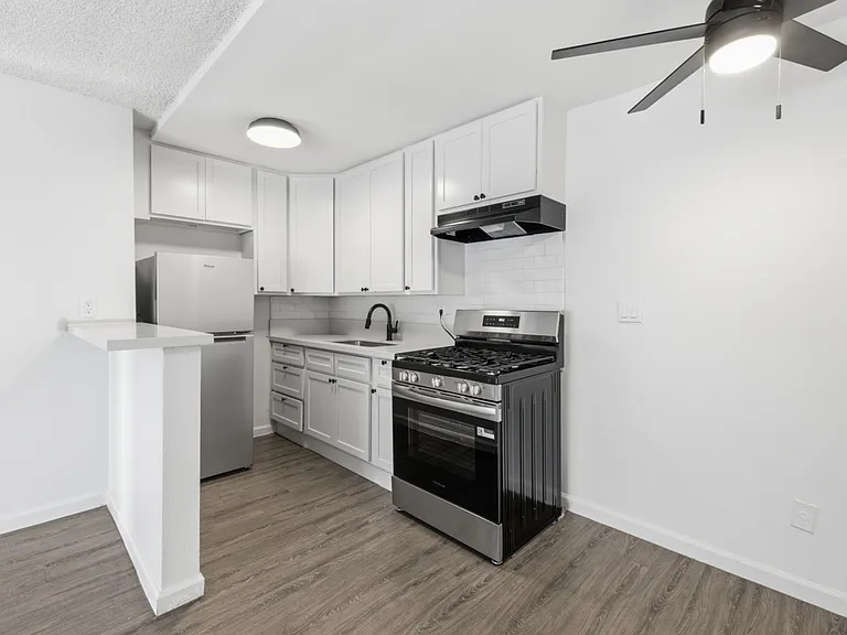 11921 Lakewood Blvd — Photo 24