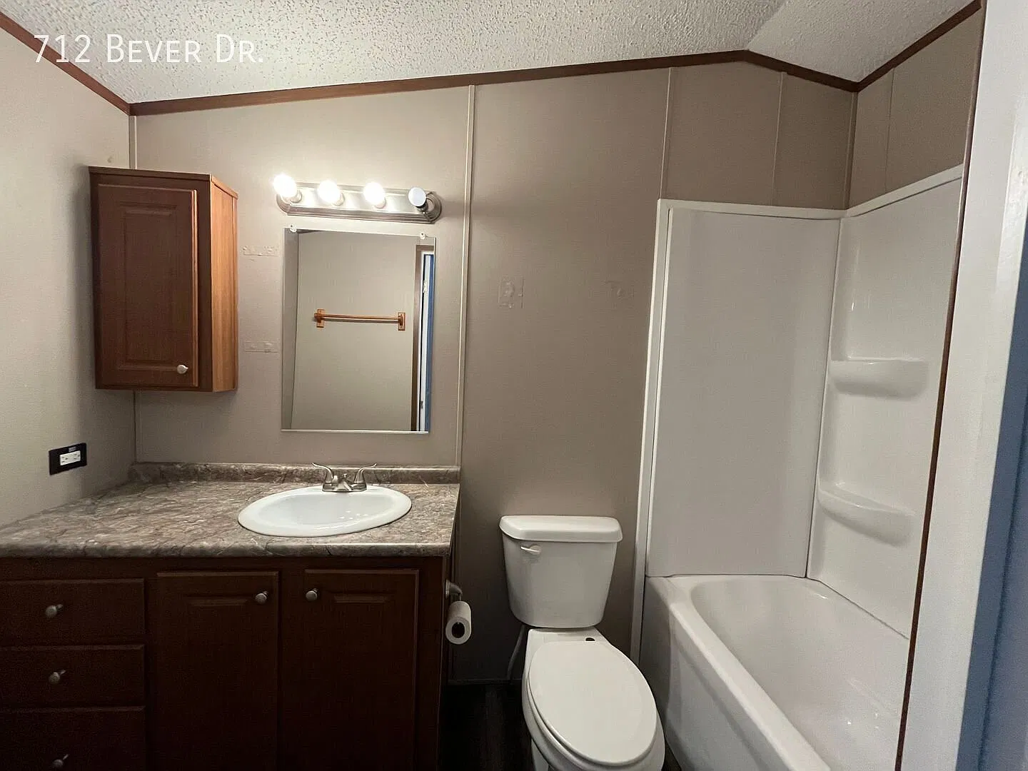 3 bedroom 2 bathroom home now available! — Photo 2