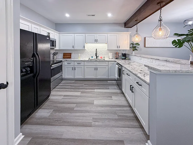 Brand new kitchen with granite countertops, fully stocked!