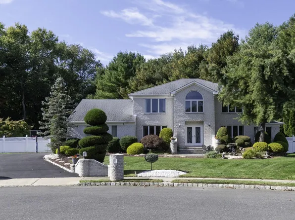7 Hunterdon Court, Marlboro, NJ 07746
