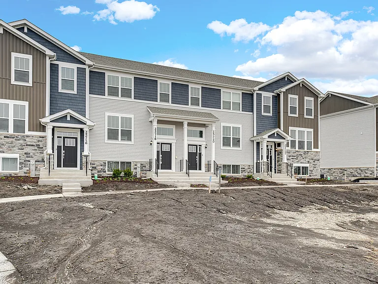 25720 W Yorkshire Dr — Photo 2