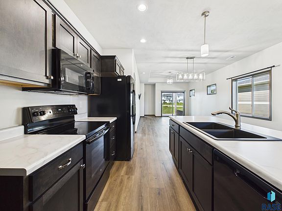 4th image of 551 Ross St
