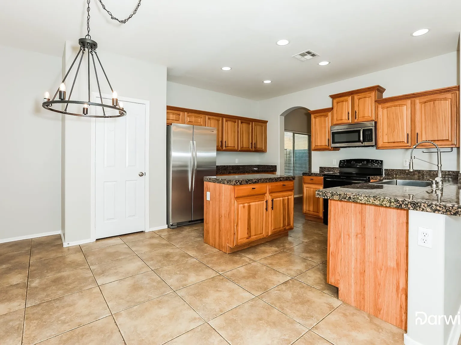 5 bed, 2.5 bath, 3166 sqft, $2,400 — Photo 3