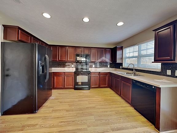 3rd image of 4529 Hawthorn Dr