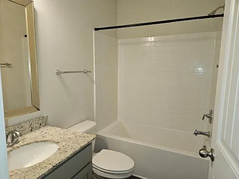 3 bed, 2.0 bath, 1802 sqft, $2,000 — Photo 4