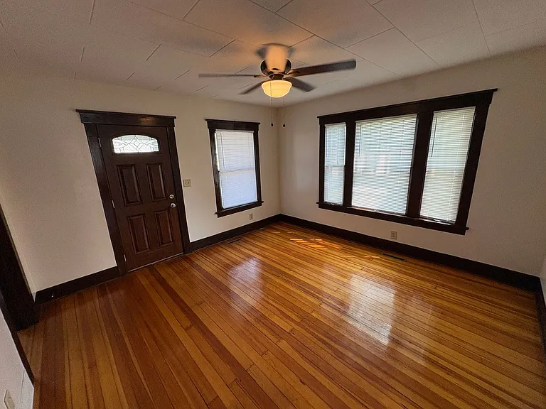 2209 Hawthorne Ave — Photo 3
