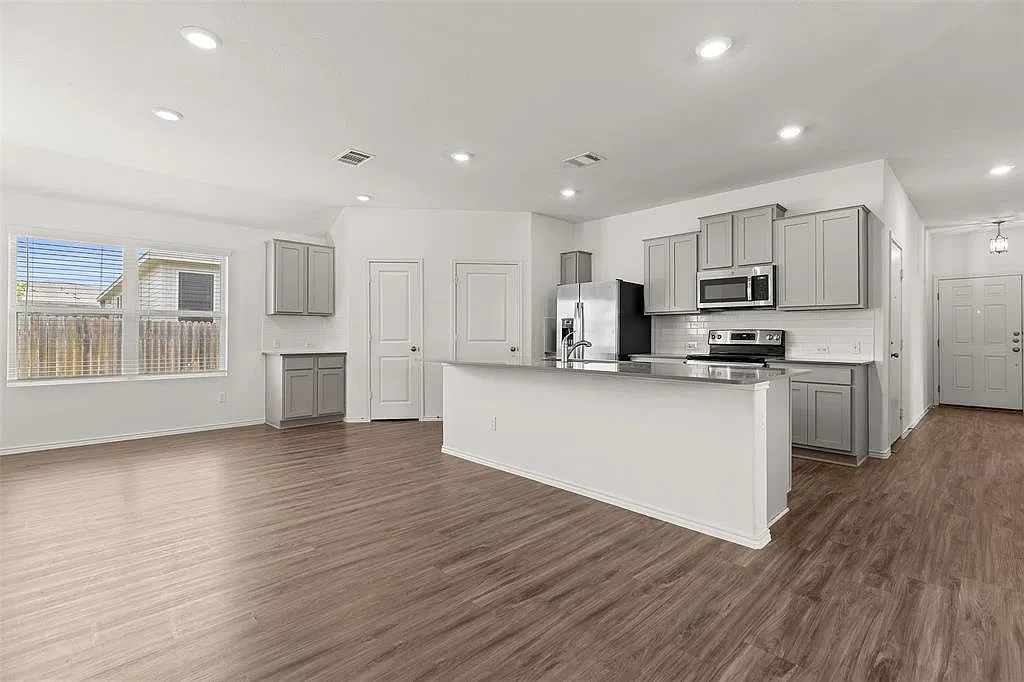 3 bed, 2.0 bath, 1402 sqft, $1,550 — Photo 4