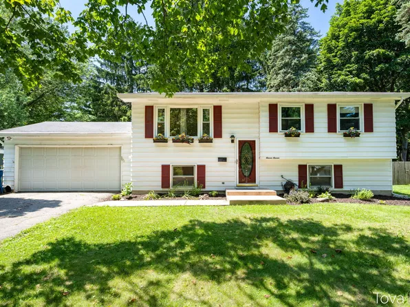 1111 Bretton Dr, Kalamazoo, MI 49006