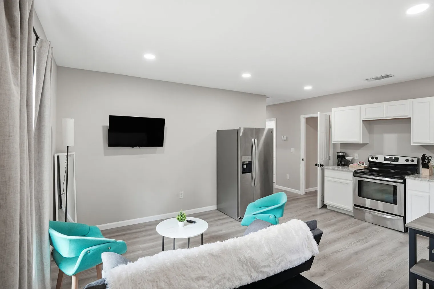 3 bed, 2.0 bath, 2949 sqft, $1,672 — Photo 2