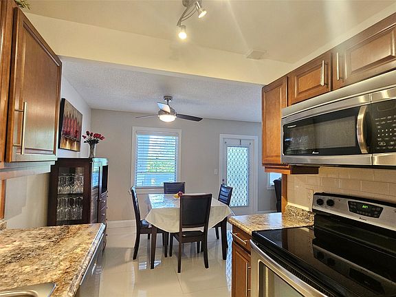4th image of 2059 Cambridge C #2059