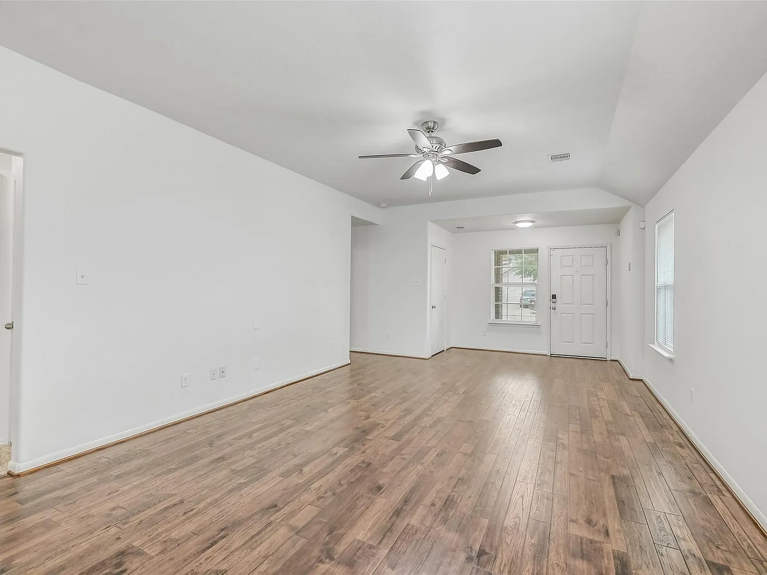 3 bed, 2.0 bath, 1275 sqft, $1,800 — Photo 3