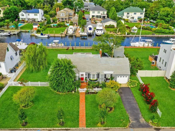 110 Sequams Lane W, West Islip, NY 11795