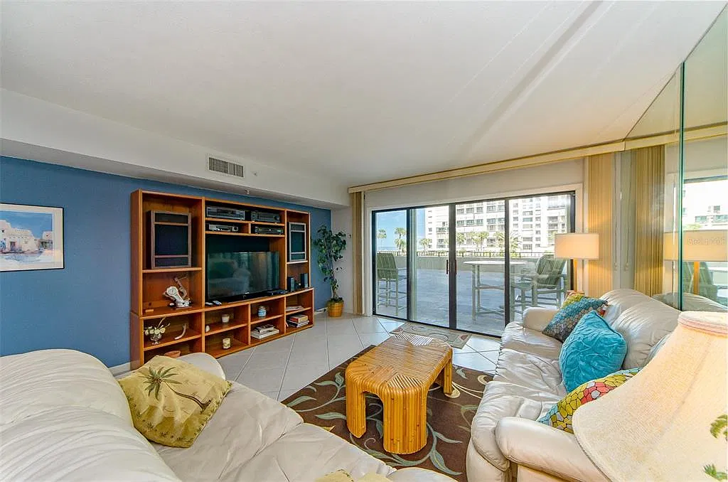 2 bed, 2.0 bath, 1331 sqft, $5,000 — Photo 3