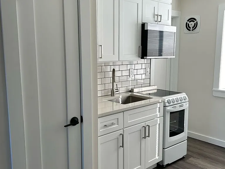 36 Wolfpit Associates Llc Ave — Photo 2
