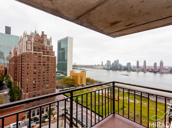 330 East 39th Street image 2 of 11