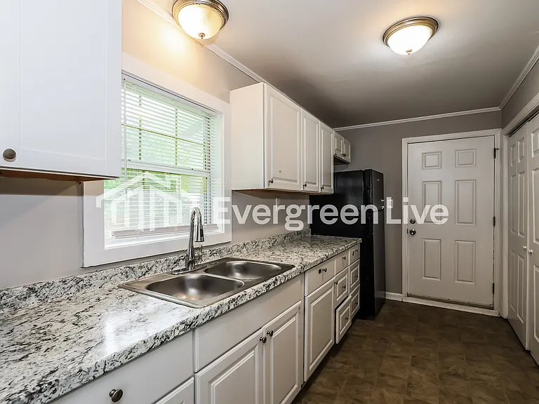 2517 Rhodes Dr — Photo 4