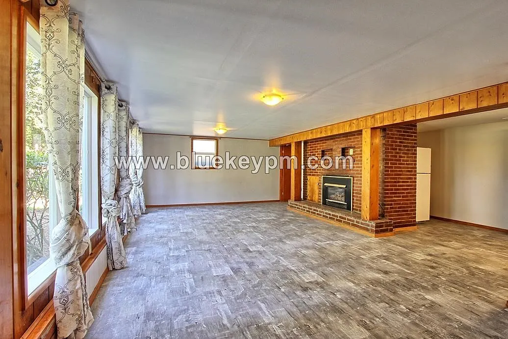 Spacious 3 Bed, 1 Bath Ground Floor Apartment in Markham — Photo 3