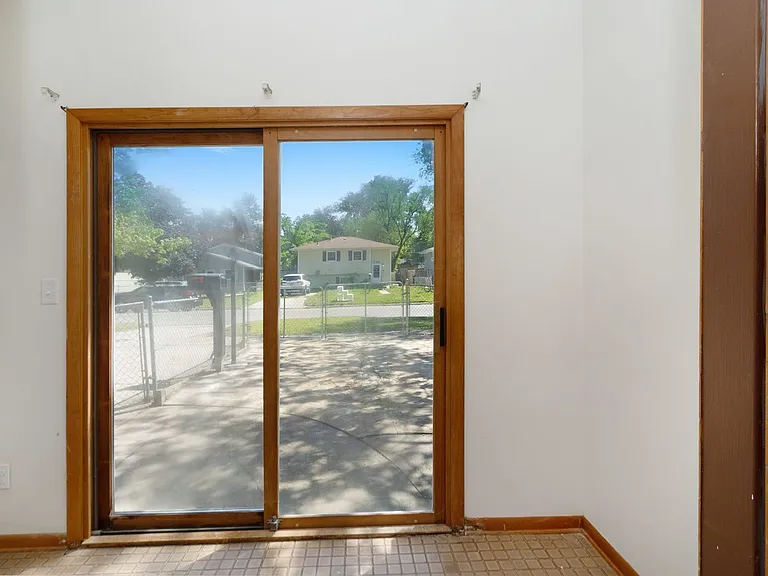 730 W 12th St — Photo 10