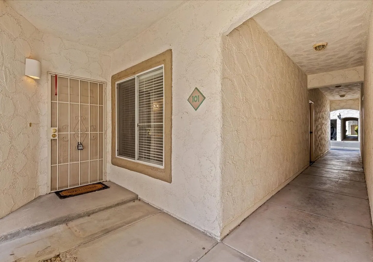 Sleek 2 Bedroom Condo with 2 Car Garage Near Centennial Hills — Photo 2