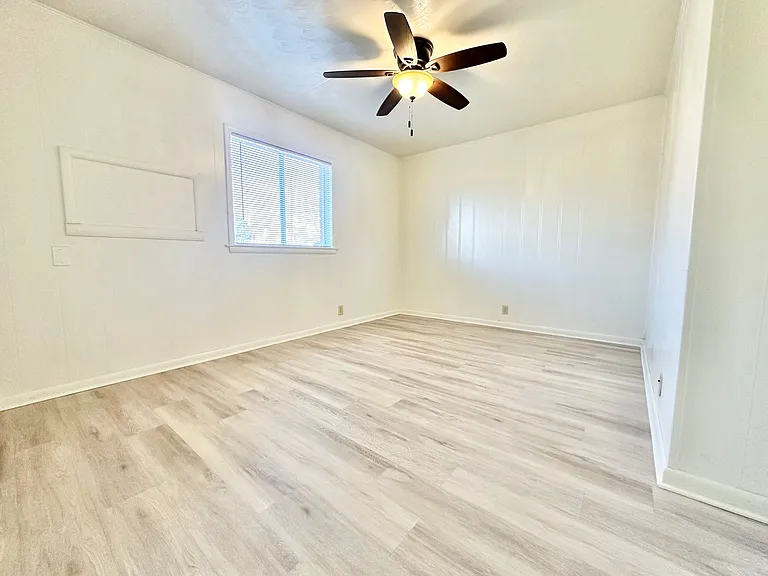 419 W Sycamore St — Photo 15