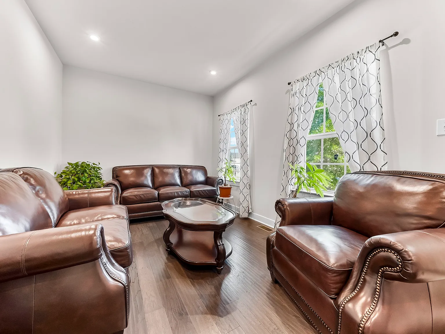 4 bed, 4000 sqft, $4,200 — Photo 4