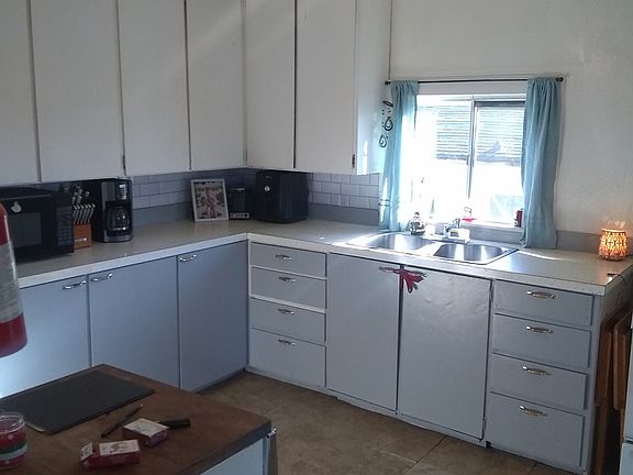 3rd image of 562 SE Gregory Dr