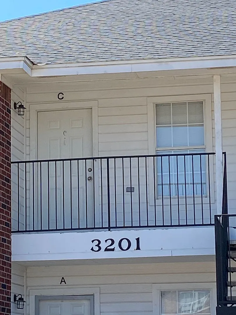3201 Hereford Ln — Photo 2