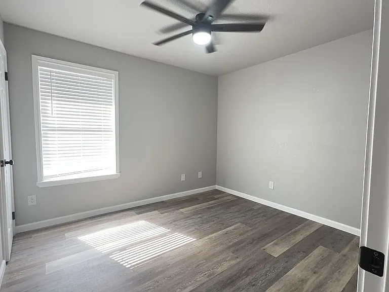 802 Samuel Dr — Photo 12