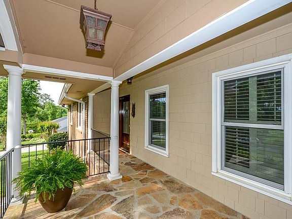 3rd image of 2411 Hawthorne Dr