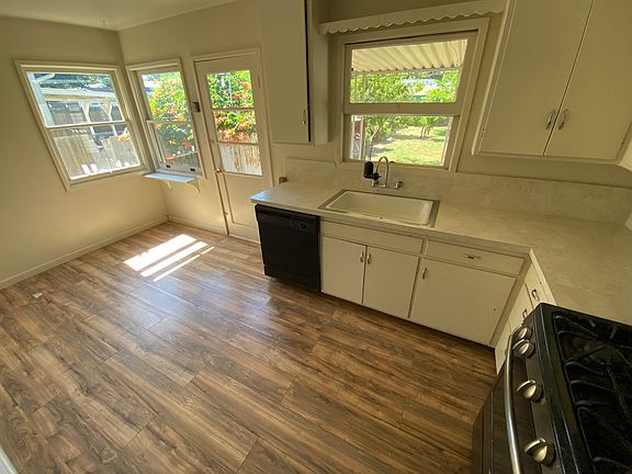 3rd image of 1142 N Oak St
