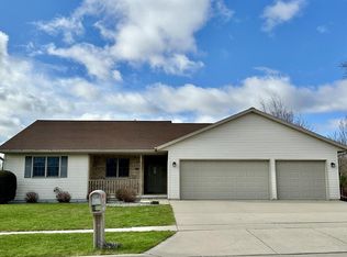 4431 Deerfield Ln, Manitowoc, WI 54220