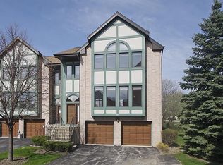 937 W Essex Pl, Arlington Heights, IL 60004