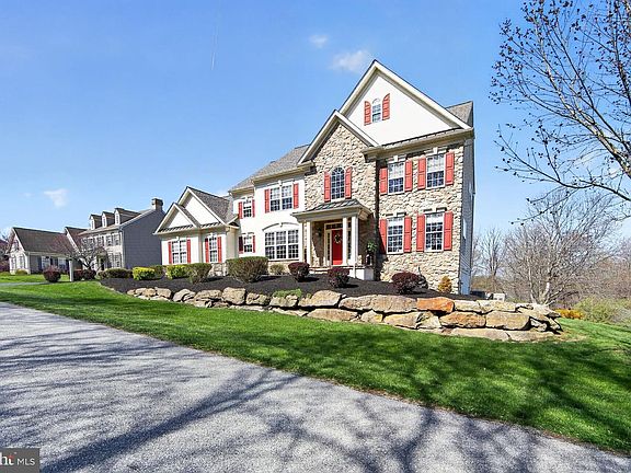 3rd image of 19 Steepleview Dr