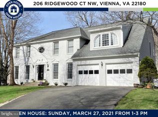 206 Ridgewood Ct NE, Vienna, VA 22180