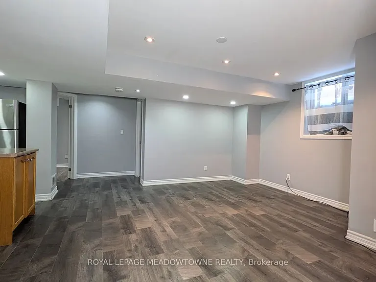 259 Queen Mary Dr — Photo 4