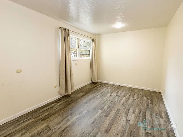 Charming Multi-Unit Living in Prime Northeast Salem Location — Photo 11