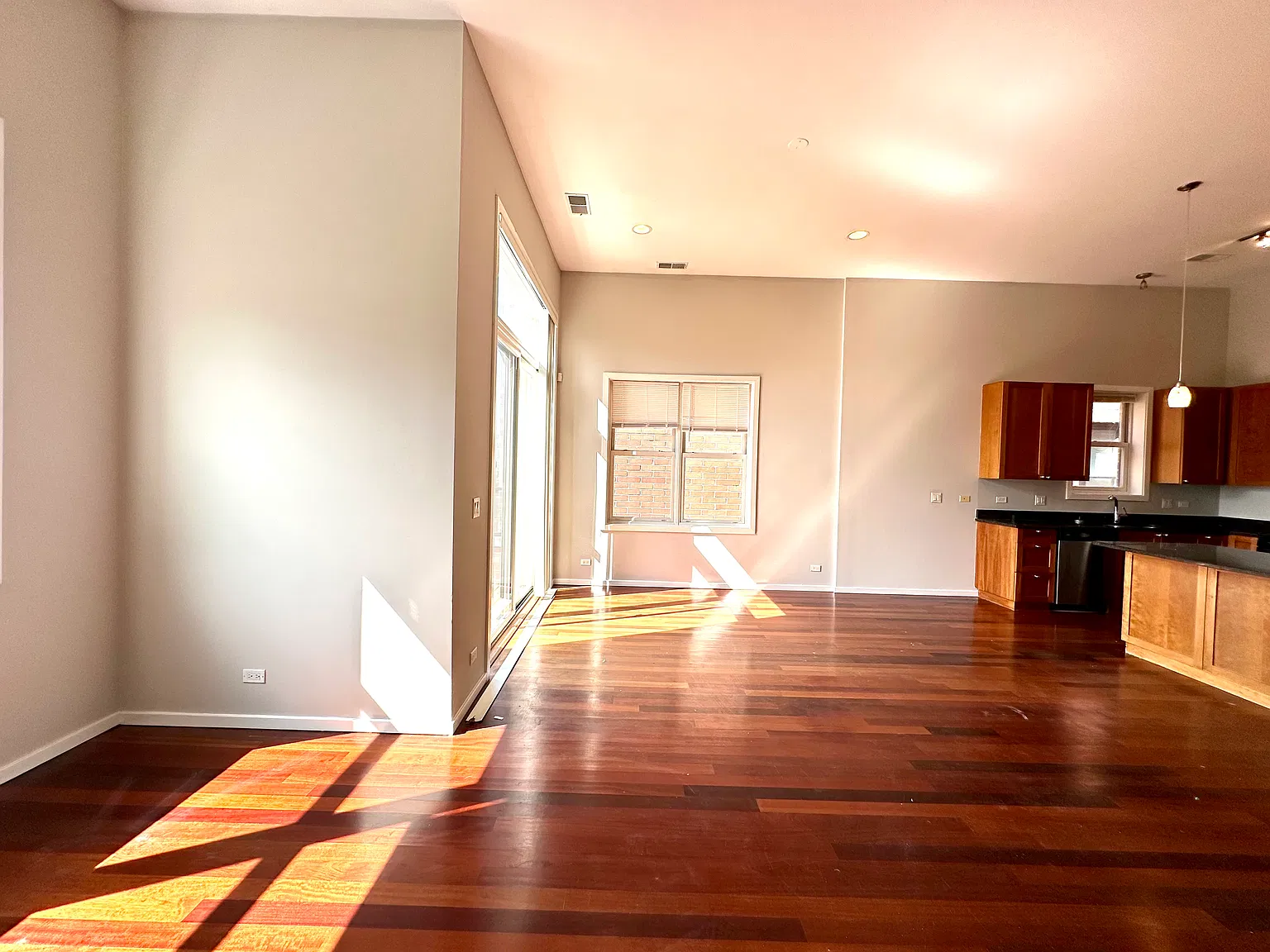 3 bed, 2.5 bath, 1324 sqft, $4,638 — Photo 2