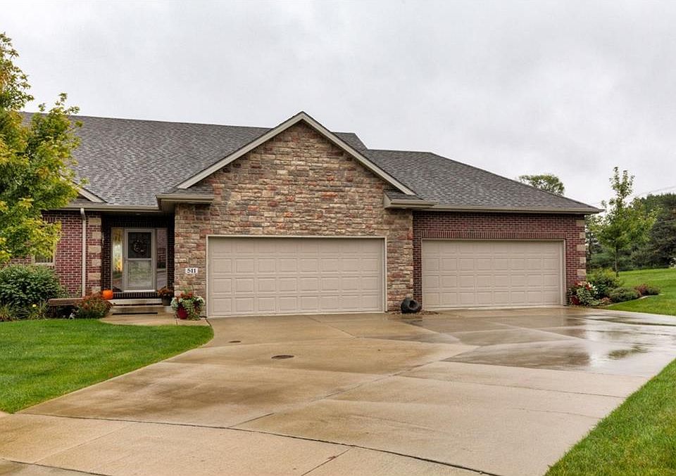1st image of 511 NW Country Club Ln