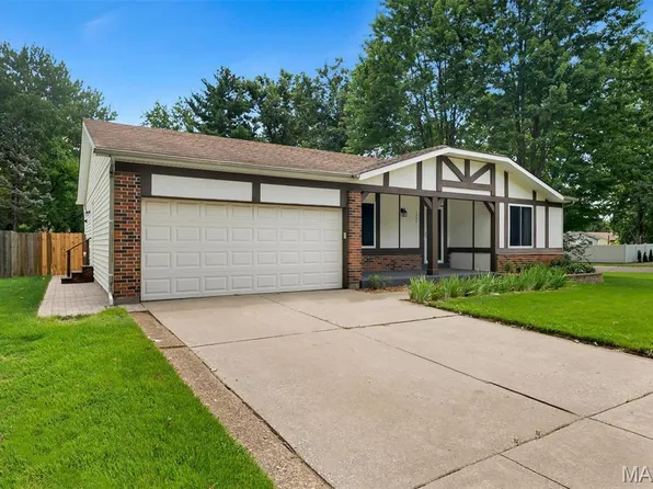 1060 Timberwood Trails Dr, Florissant, MO 63031