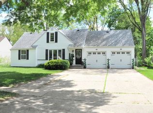 225 Burrwood Ave, Loves Park, IL 61111
