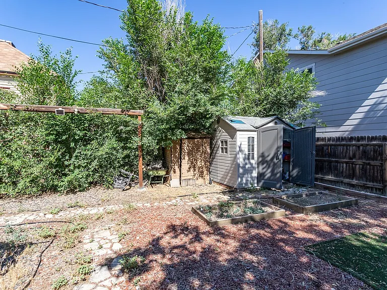 922 E High St — Photo 32