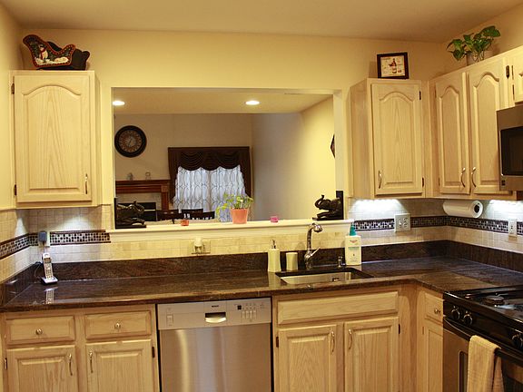 Kitchen (View 2)