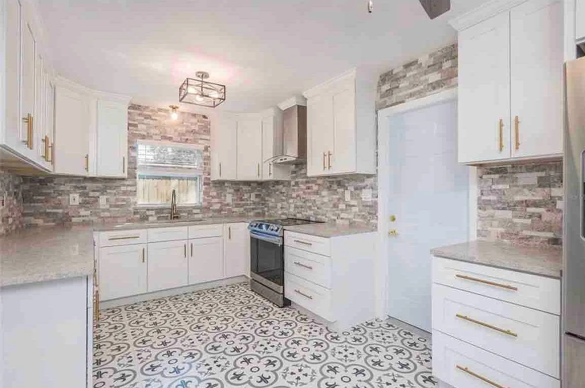 1700 S Jefferson Ave — Photo 2