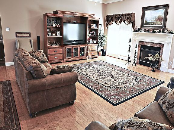 5th image of 303 Running Deer Ln