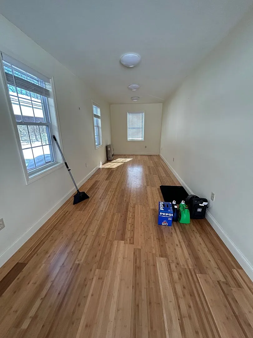 Sweet location, 3 bedroom 2 bath in Eliot Maine! 2 car garage! — Photo 4