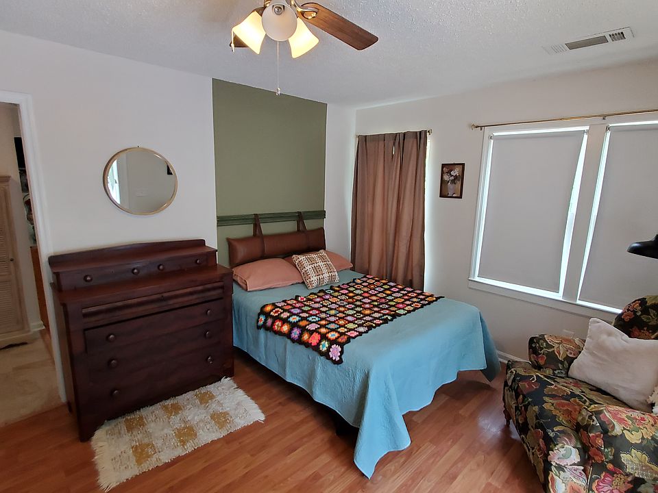 Living and sleeping area from a corner angle