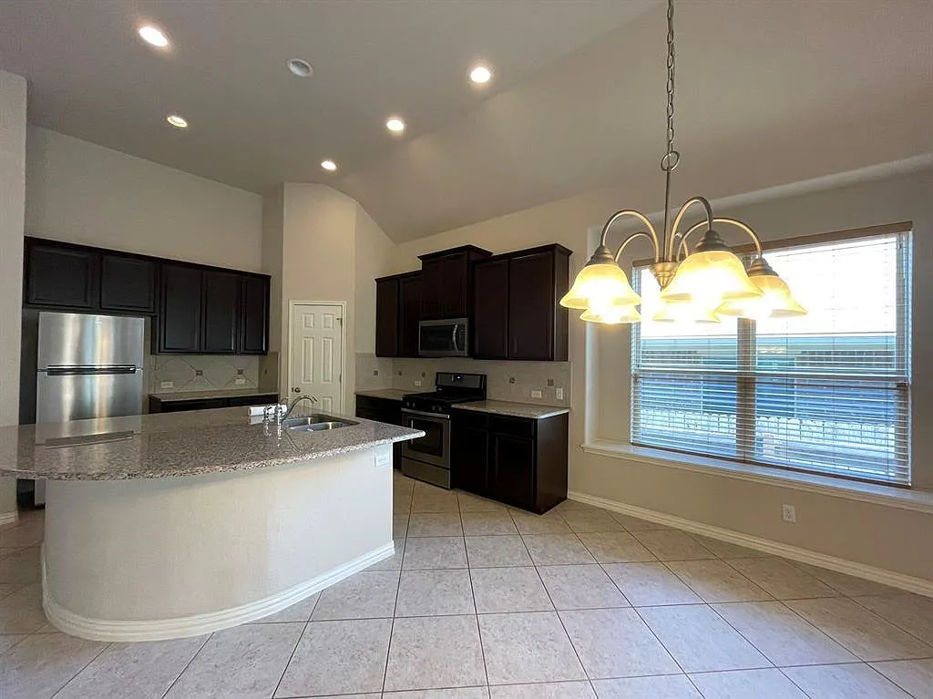 3 bed, 2.0 bath, 2086 sqft, $2,150 — Photo 4