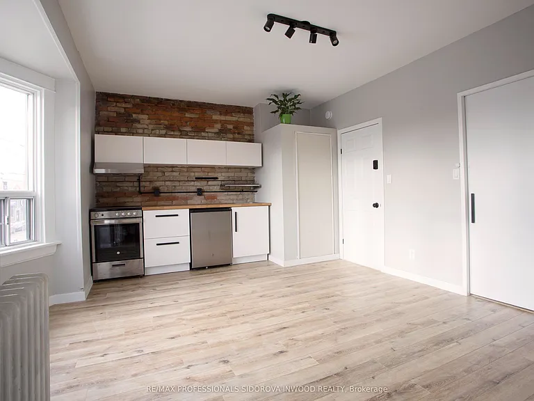 2088 Dundas St W — Photo 1