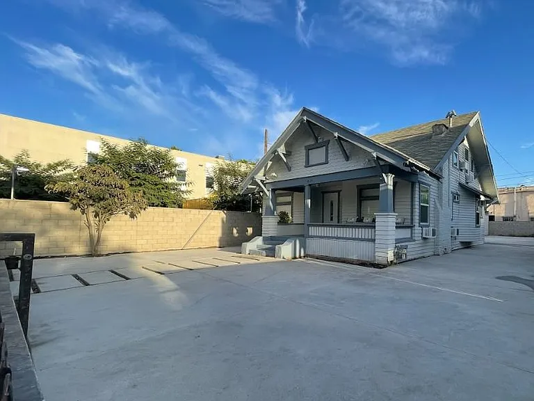 1020 W 39th Pl — Photo 11