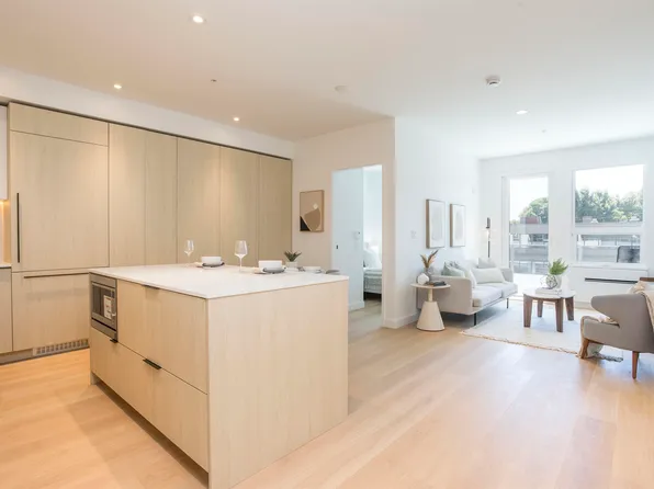 2471 Saint George St #407, Vancouver, BC V5T 3R1